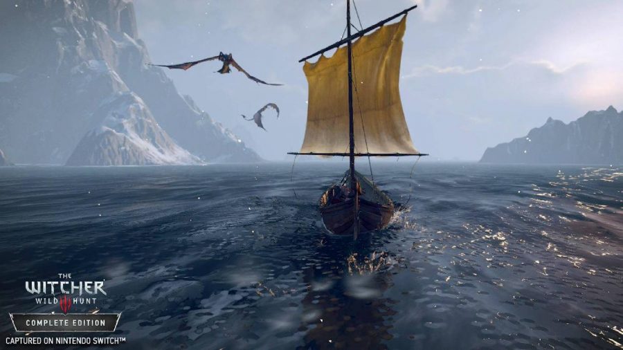 Un petit bateau en bois navigue sur un grand plan d'eau.  Les montagnes sont visibles en arrière-plan et le soleil se reflète sur l'eau 